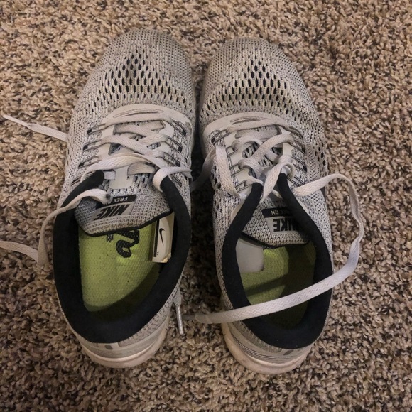 Women’s nike shoes - Picture 2 of 2